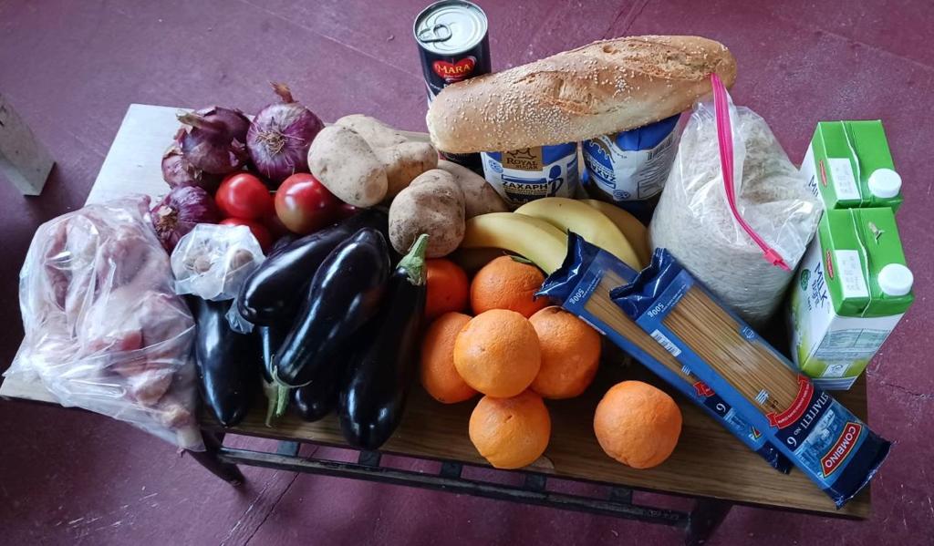With a donation of about 10 euros we can buy this amount of food locally.
