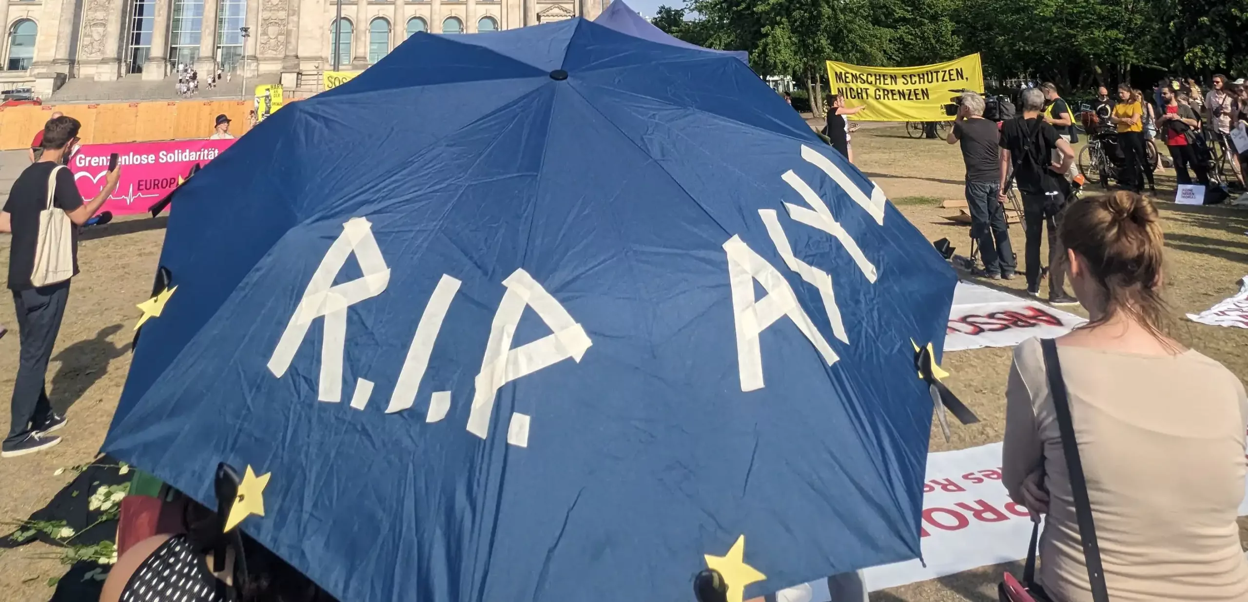 GEAS Protest vor dem Bundestag RIP Asyl Regenschirm