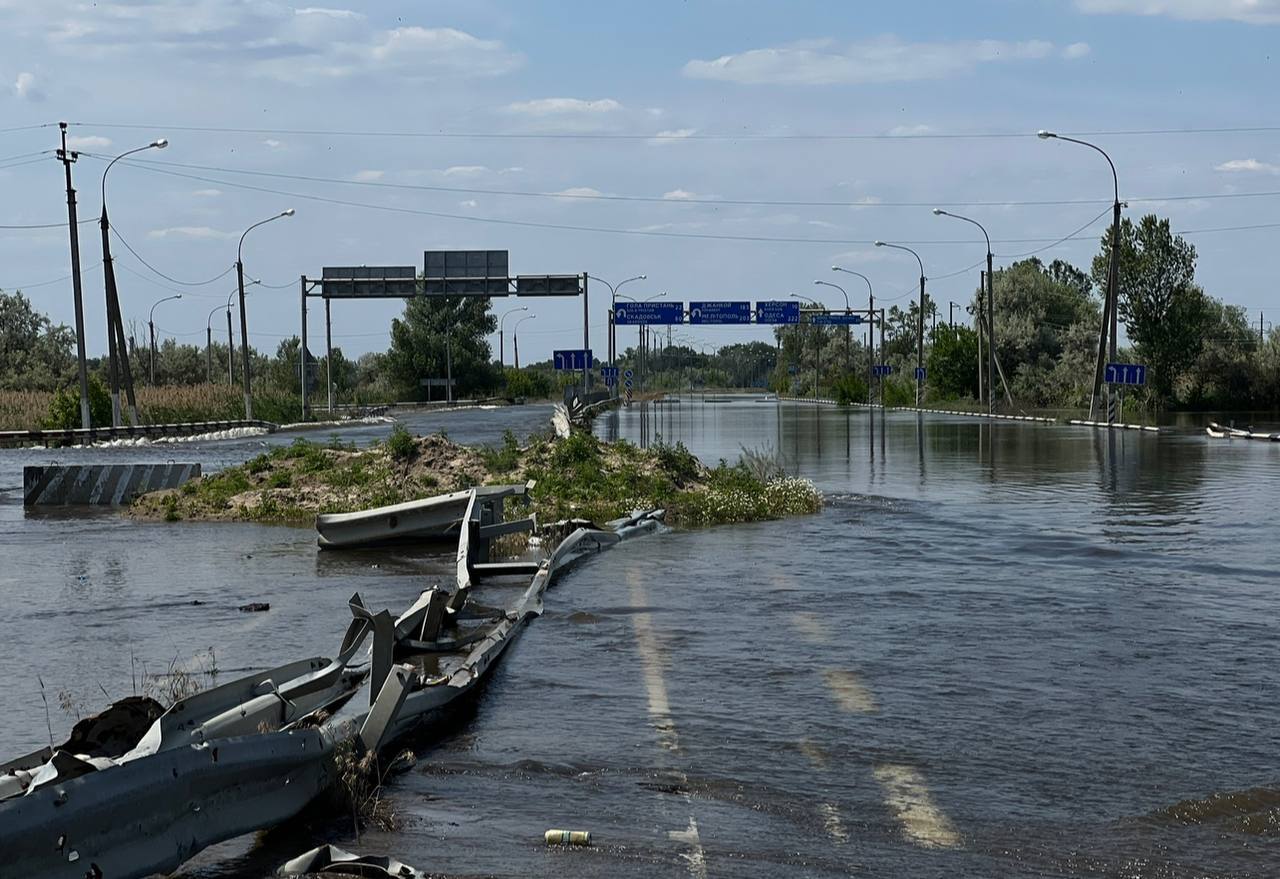 Ukraine überschwemmte Autobahn