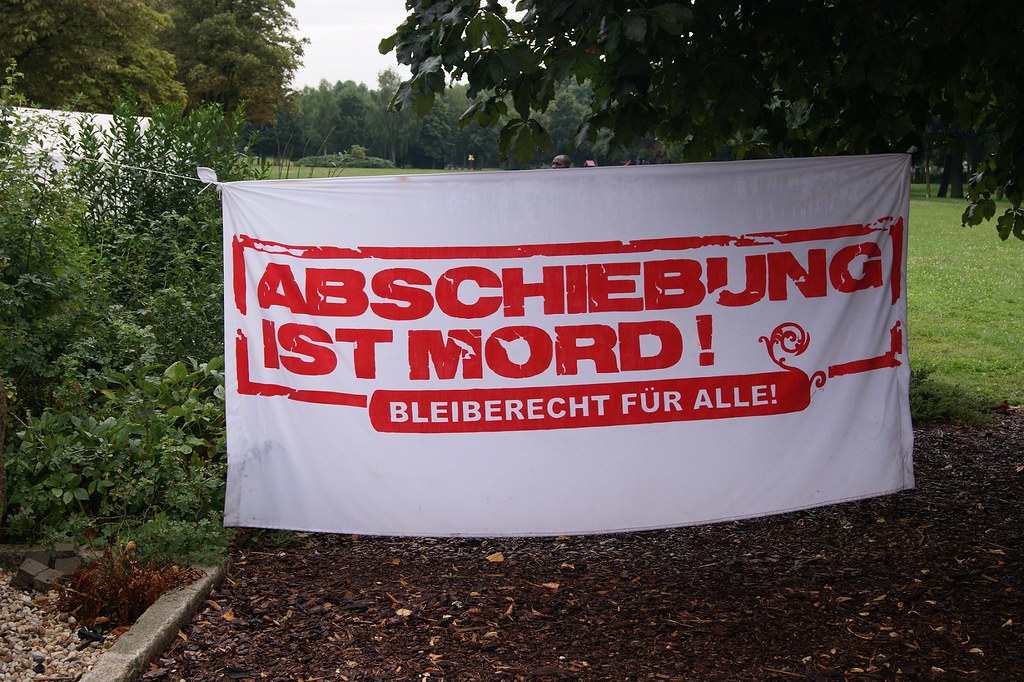 Abschiebung ist Mord (https://www.flickr.com/photos/95755882@N04/9552825301)