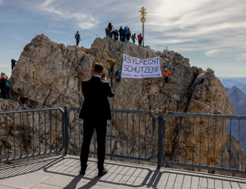 Kletteraktion bei Dobrindts Gipfel der Abschottung: Asylrecht schützen!